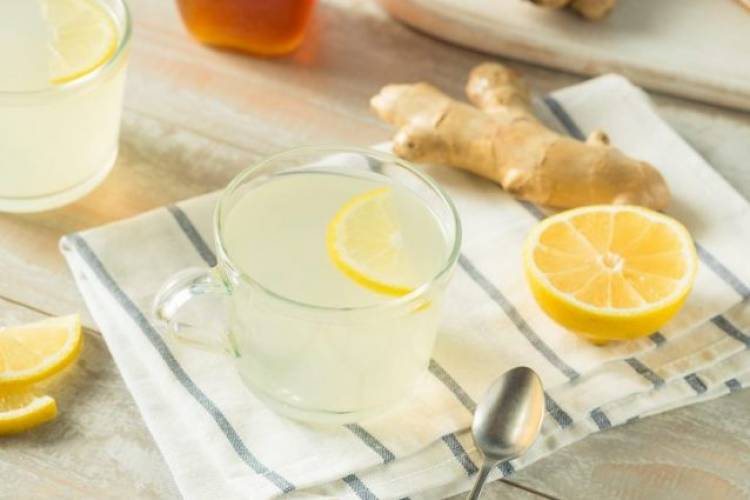 Acqua, zenzero e limone: le proprietà della bevanda che disintossica l’organismo 