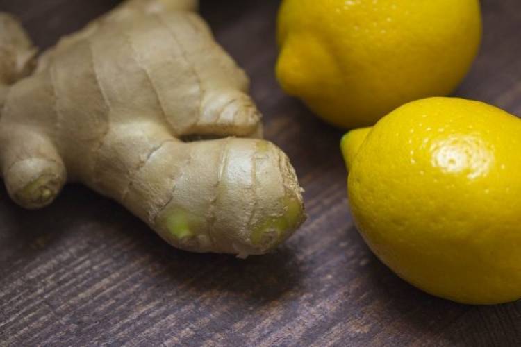 Acqua, zenzero e limone: le proprietà della bevanda che disintossica l’organismo 