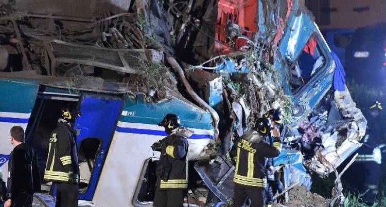 Caluso, treno travolge camion fermo sui binari: due morti e 20 feriti 