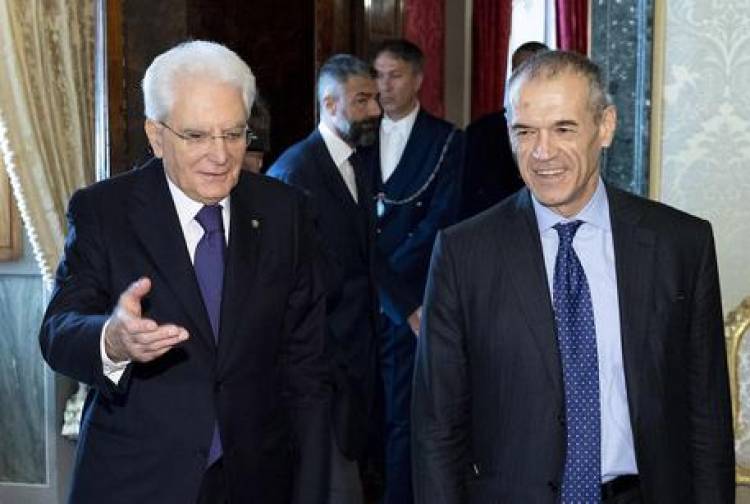 Mattarella dà l'incarico a Cottarelli: 'Senza fiducia elezioni dopo agosto'