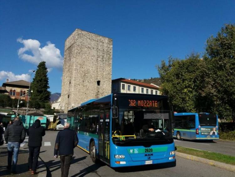 Picchiano l’autista che chiede il biglietto: arrestati quattro stranieri