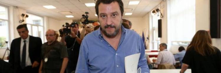 La guerra di Salvini alle Ong: "Da oggi si cerchino altri porti"
