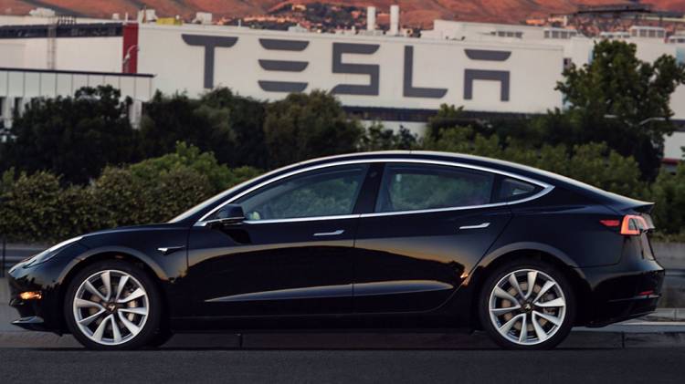 Tesla va meglio del previsto, ma continua a perdere molto denaro