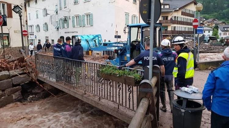 Nubifragio in Trentino, allagato il centro di Moena: 50 evacuati, esondazioni, frane e smottamenti