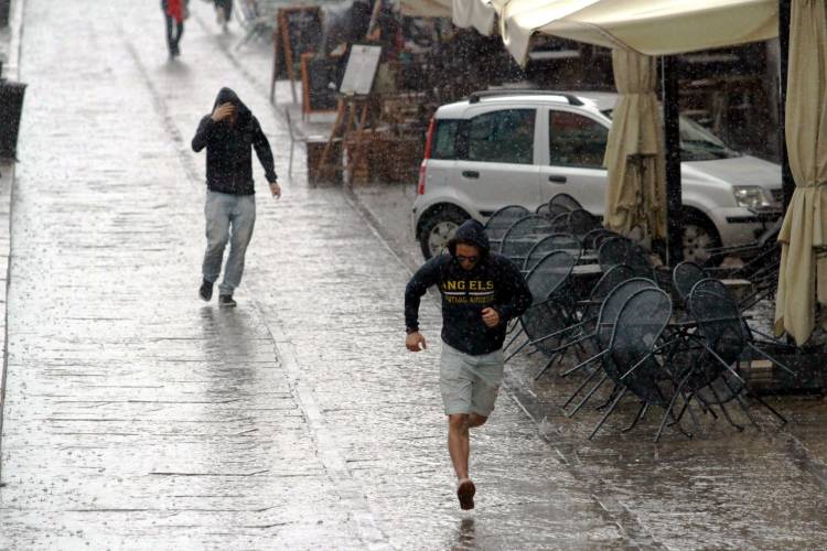 Tromba d’aria nella notte a Milano e il Seveso esonda