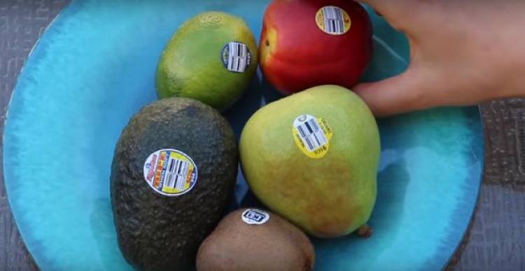 Cosa significano davvero i piccoli adesivi sulla frutta?
