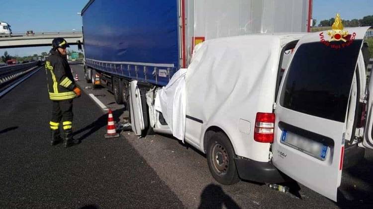 Incidente sull'Autosole: furgone contro tir, muore 32enne