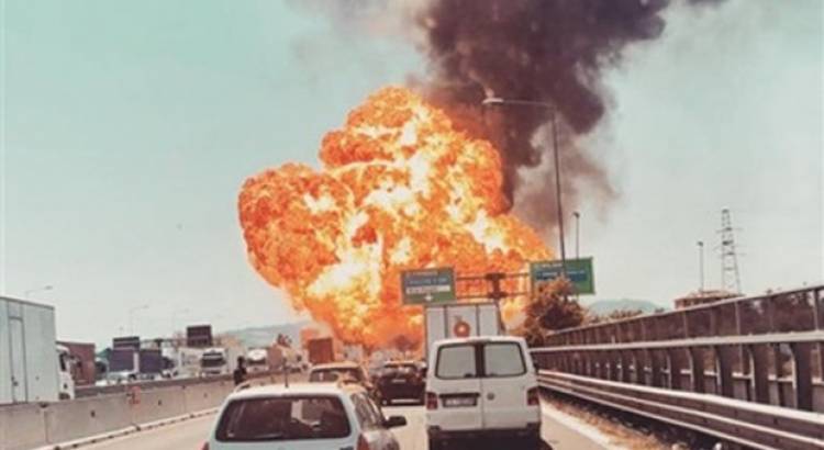 Incendio con esplosioni in autostrada un morto e 100 feriti a Borgo Panigale