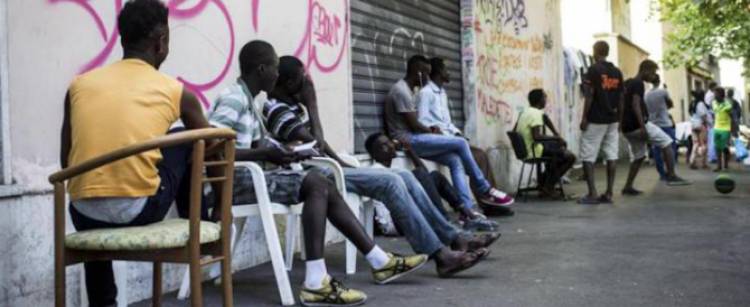 Falsi profughi protestano davanti alla Prefettura di Vicenza: “Vogliamo Sky”