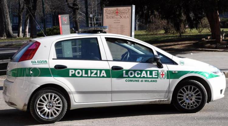 Fa retromarcia e uccide un uomo: poi manda a costituirsi un altro al suo posto