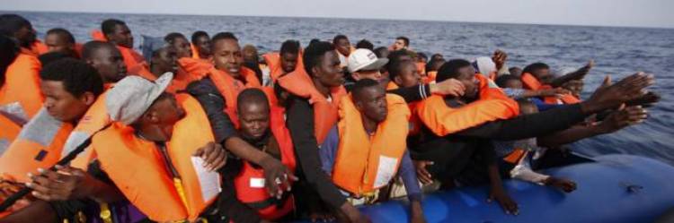 Il post choc su Facebook di una dottoressa: "I migranti? Da annegare al largo"