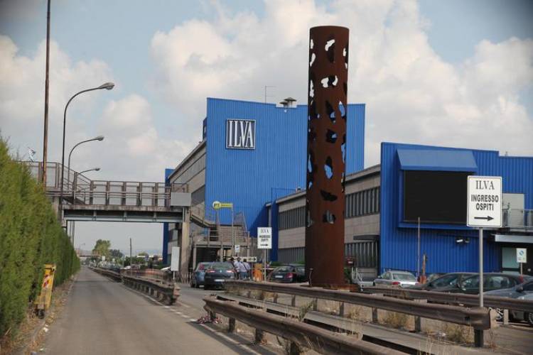 Ilva, firmato l'accordo: subito 10.700 assunzioni. Di Maio: 'Così non si annulla la gara. Non ci sarà il Jobs Act'