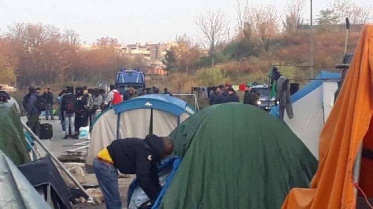 Baobab, centro per rifugiati sgomberato con la ruspa, Salvini: 'E non è finita qui'