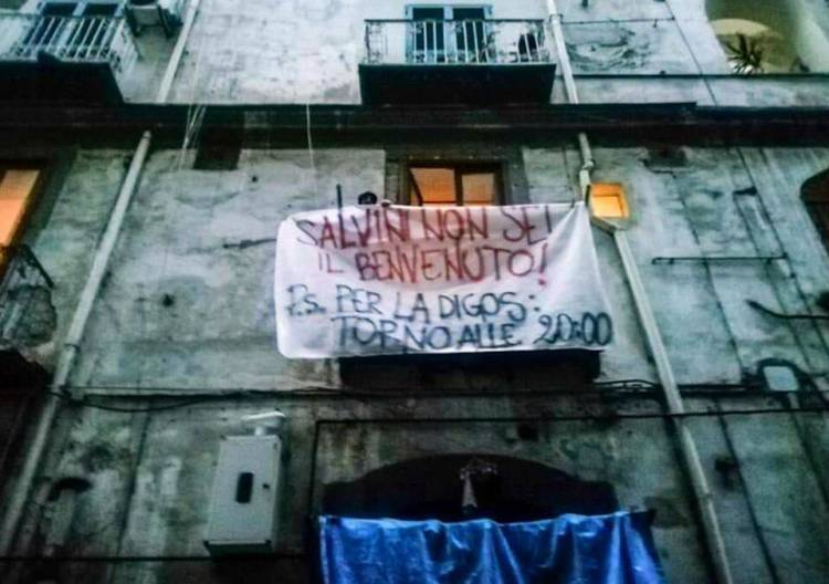 "I terroni non dimenticano". Napoli prepara l'accoglienza a Salvini a colpi di striscioni