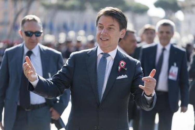 Governo su filo della crisi.Conte,avanti se con dignità