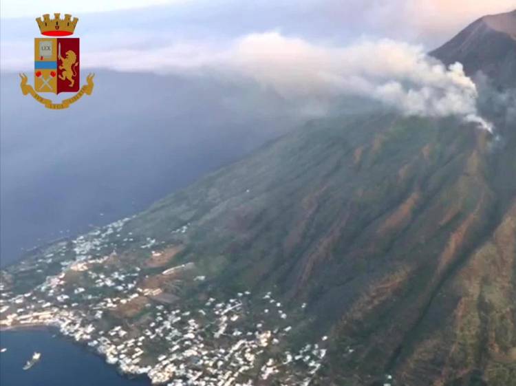 Stromboli, la paura e la rabbia. «Noi, lasciati soli sotto il vulcano»