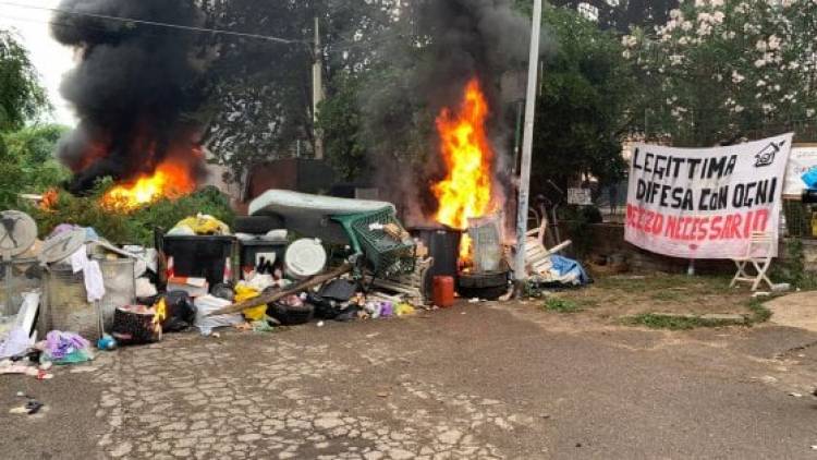 Roma, barricate date alle fiamme e oggetti contro i poliziotti: al via lo sgombero in via Cardinal Capranica