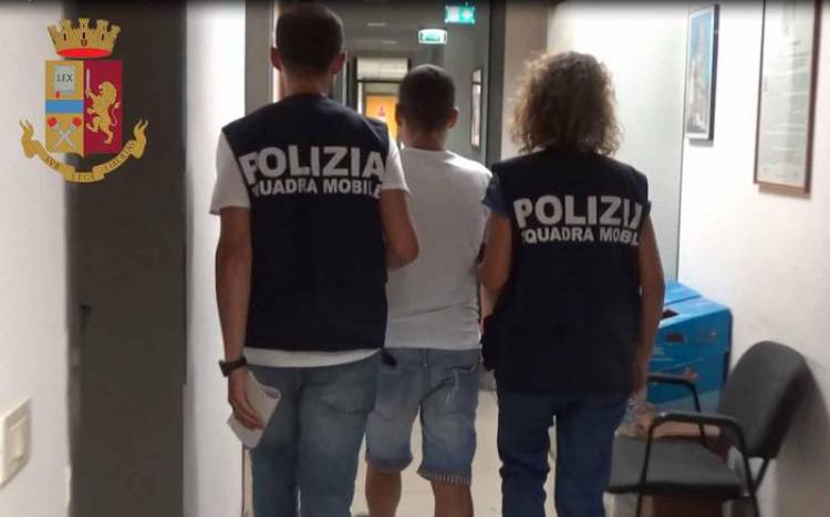 'Mia moglie sta male'. Chiede aiuto in strada, poi la violenta