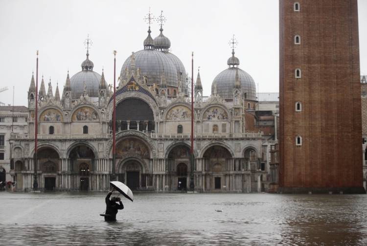 Venezia, la marea sale più del previsto. Piazza San Marco di nuovo allagata