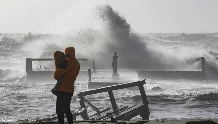 Maltempo, forti venti e piogge sferzano l'Italia. Un morto a Napoli per la caduta di un albero