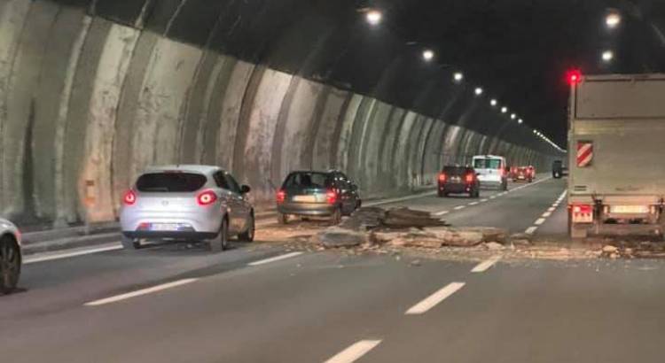 Cade un pezzo di volta in galleria, chiusa l'A26 tra Masone e Voltri 