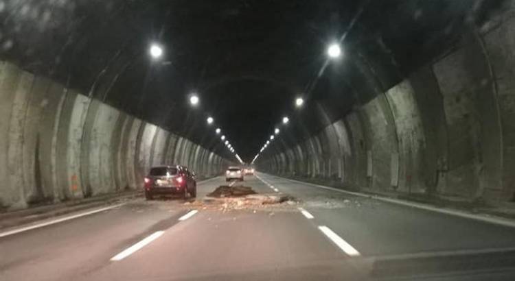 Cade un pezzo di volta in galleria, chiusa l'A26 tra Masone e Voltri 