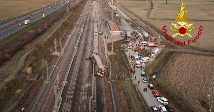 Incidente Frecciarossa: morti due macchinisti, 31 feriti. Procura indaga per omicidio colposo plurimo: “Scambio era in posizione sbagliata” 