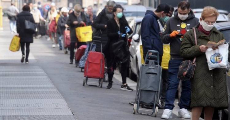 Coronavirus, a Milano lunghe code davanti ai supermercati: in fila dalle 6.30 del mattino.