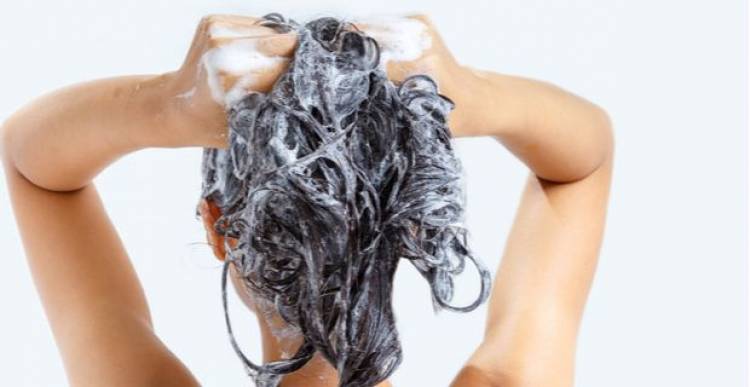 6 trucchetti per lavare i capelli meno spesso