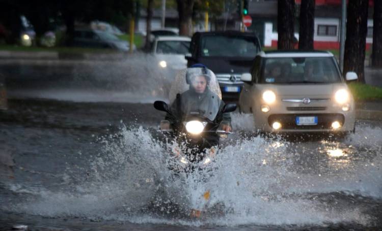 Meteo, venerdì di allerta in mezza Italia: piogge e temporali, le regioni interessate