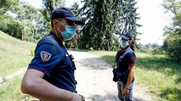 Orrore a Milano: stuprata mentre porta il cane nel parco. Caccia a un africano