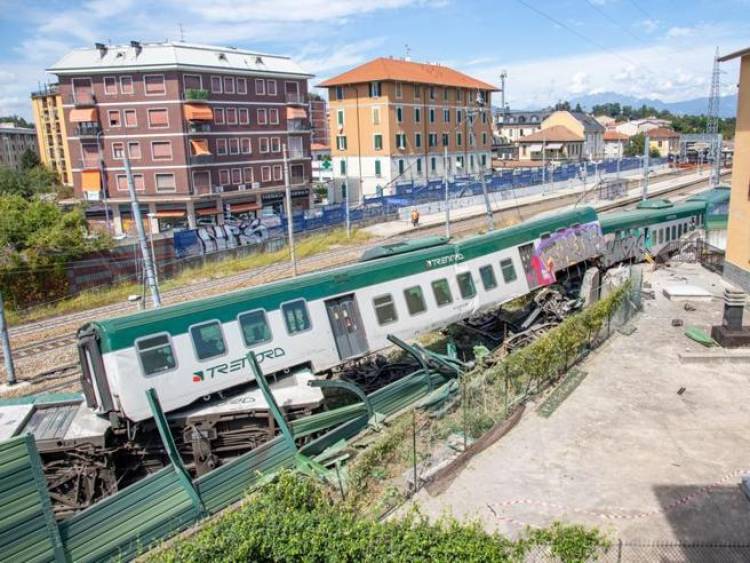 Macchinista e capotreno al bar: il treno parte da solo. Deviato su un muro