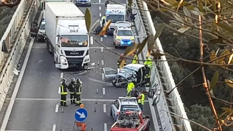 Scontro frontale tra un camion e un’auto sulla A 10 a Celle: una donna in gravi condizioni