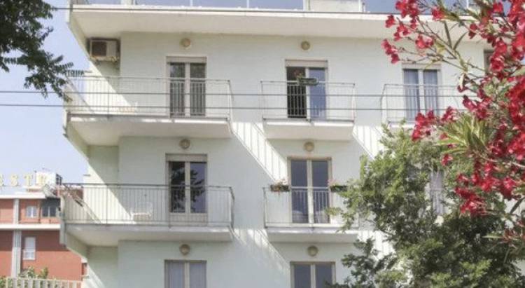 Ragazza in vacanza cade dal balcone dell'hotel, giallo a Riccione. «Volo di sette metri»