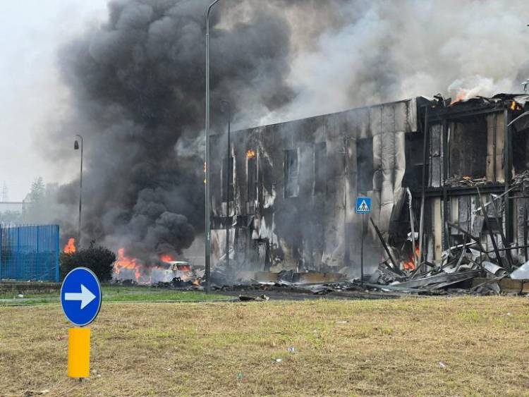 Milano, precipita aereo sopra edificio in costruzione: a bordo 8 persone, tutti morti. C'era anche un bambino di un anno.