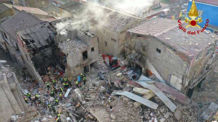 Esplode tubo del metanodotto e crollano 7 palazzine a Ravanusa: tre morti accertati, si continua a scavare tra le macerie