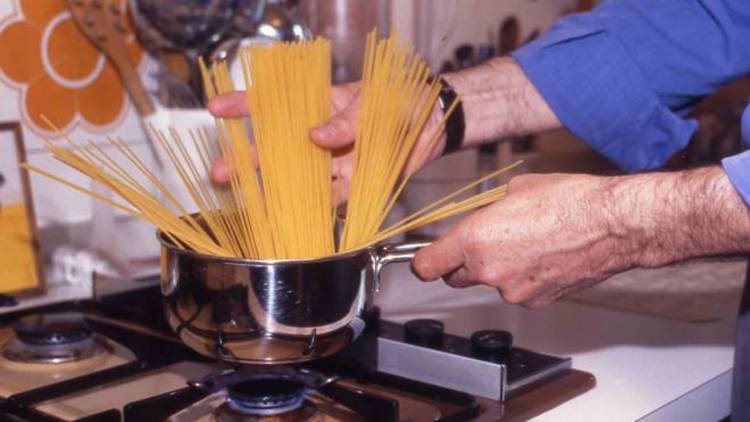 Gas alle stelle: come cucinare risparmiando. Il trucco della pasta a fuoco spento