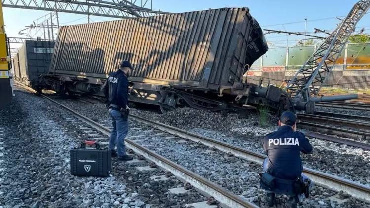 Deraglia treno merci a Firenze: Italia spezzata in due.