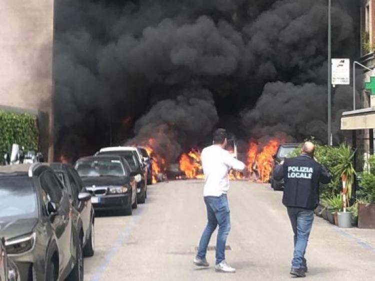 Milano, grossa esplosione in centro: scoppia un furgone che trasportava bombole di ossigeno in via Pier Lombardo
