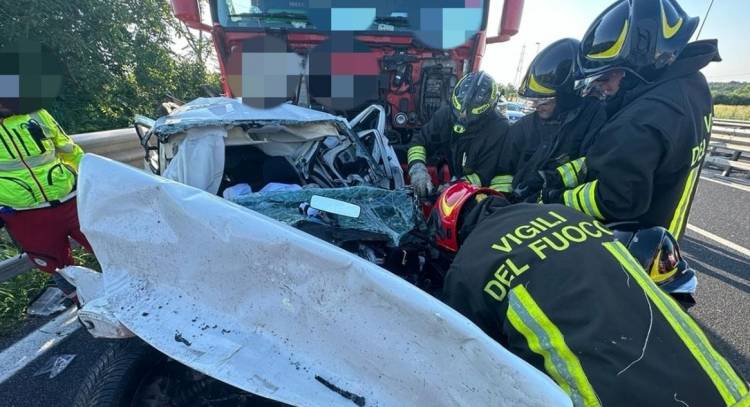 Maxi incidente in A4, autocisterna contro cinque auto in coda: nove feriti