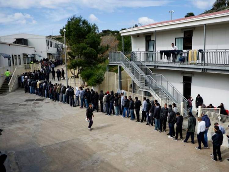 A Lampedusa quasi 7 mila migranti: cariche della polizia per contenere le proteste sul molo.