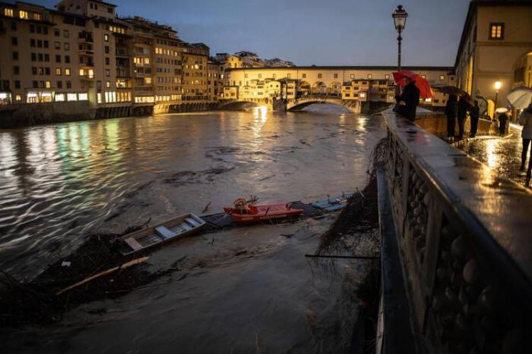 Allerta rossa in Toscana, passa la piena dell'Arno a Firenze