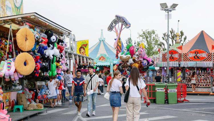 Sole e giostre: Arona presa d’assalto