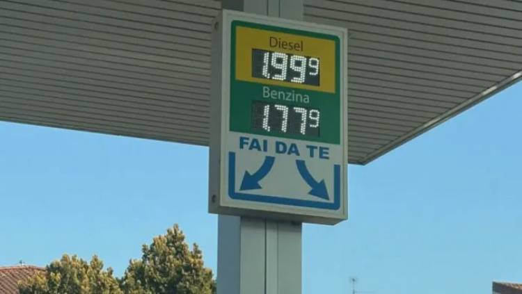 Salgono i prezzi del carburante. Il Governo fa la voce grossa ma e’ il primo che ci guadagna