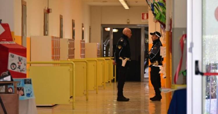 Prof accoltellata dallo studente, parlano gli alunni di Trescore: Se cercassero le armi, le troverebbero