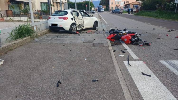 Moto contro auto, tragedia sulla Valsugana: morto un 36enne trevigiano